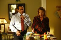 Blick in die Vergangenheit: Adrian (Tony Shalhoub, r.) wird das Gefühl nicht los, dass ihm seine Frau Trudy (Melora Hardin, r.) etwas verheimlicht ... Blick in die Vergangenheit: Adrian (Tony Shalhoub, r.) wird das Gefühl nicht los, dass ihm seine Frau Trudy (Melora Hardin, r.) etwas verheimlicht ...