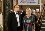 Charles Fraiths (Jason Merells) und Agatha Raisin (Ashley Jensen) sind verwirrt, als sie James mit Melissa zusammen sehen, die sich Agatha anschließend als James‘ Schreibpartnerin vorstellt.