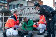 Marvin Färber (Benjamin Trinks, 2.v.l.) hatte einen Fahrradunfall. Während sich Dr. Haase (Fabian Harloff, l.) um den Verletzten kümmert, hat Mattes (Matthias Schloo, r.) Fragen zum Unfallhergang.