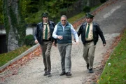 Staller (Helmfried von Lüttichau, l.) und Riedl (Paul Sedlmeir, r.) sind doch sehr überrascht, als sie im Seminarzentrum "Boll Coaching" auf ihren Vorgesetzter Girwidz (Michael Brandner, M.), der eigentlich auf einer Polizeifortbildung sein sollte, stoßen ...