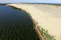 Die Ostsee ist das jüngste Meer der Erde und erst nach der letzten Eiszeit entstanden. Es scheint so vertraut, bietet aber viele Überraschungen. Wind und Wellen formen bis heute die Ufer der Ostsee. Die erste Folge führt von Dänemarks Nordspitze, über die Halbinsel Darß und die Kurische Nehrung bis zu den endlosen Stränden Lettlands. - Foto: Kurische Nehrung von oben. Die Ostsee ist das jüngste Meer der Erde und erst nach der letzten Eiszeit entstanden. Es scheint so vertraut, bietet aber viele Überraschungen. Wind und Wellen formen bis heute die Ufer der Ostsee. Die erste Folge führt von Dänemarks Nordspitze, über die Halbinsel Darß und die Kurische Nehrung bis zu den endlosen Stränden Lettlands. - Foto: Kurische Nehrung von oben.