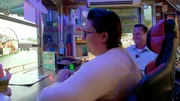 Dennis und Jessi Ruppert in ihrem Kassenhäuschen. Bild kann für alle drei Teile genutzt werden.