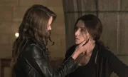 Root (Amy Acker, l.); Sameen Shaw (Sarah Shahi, r.)