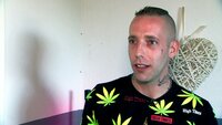 Chris (30) saß bereits mehrere Jahre im Gefängnis. Dass er wenig von aufrichtiger Arbeit hält, zeigt sein neuester Betrugsfall: Weil er statt des verkauften Smartphones eine Tüte Weingummi verschickt, steht er erneut vor Gericht. Chris (30) saß bereits mehrere Jahre im Gefängnis. Dass er wenig von aufrichtiger Arbeit hält, zeigt sein neuester Betrugsfall: Weil er statt des verkauften Smartphones eine Tüte Weingummi verschickt, steht er erneut vor Gericht.