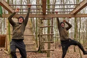 Becker (Jens Atzorn, l.) und Alex (Jan Hartmann) kämpfen im Parcour um den Sieg.