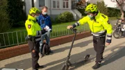 Auch E-Scooter müssen verkehrssicher sein. Die Beamten der Fahrrad-Polizei haben den Fahrer wegen defekter Bremsen angehalten.