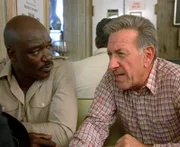 Quincy (Jack Klugman, r.) befragt Starvin' Marvin (Tony Burton), einen Kollegen des verstorbenen Truckers Hank Cheznell.