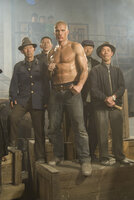Macht sich auf, ein überaus wertvolles Artefakt zu finden: Ex-Elitesoldat Xander Ronson (Dolph Lundgren, M.) ... Macht sich auf, ein überaus wertvolles Artefakt zu finden: Ex-Elitesoldat Xander Ronson (Dolph Lundgren, M.) ...