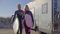 Michelle Korpack (26) und Stehpan Krusch (35) sind seit vier Jahren ein Paar und schon durch dick und dünn gegangen. Jetzt wollen sie ein kleines Ferienhäuschen im Surfer-Paradies Portugal finden und begeben sich in ihrem Wohnmobil "Jürgen" auf einen Roadtrip, um mehrere Immobilien zu besichtigen. Michelle Korpack (26) und Stehpan Krusch (35) sind seit vier Jahren ein Paar und schon durch dick und dünn gegangen. Jetzt wollen sie ein kleines Ferienhäuschen im Surfer-Paradies Portugal finden und begeben sich in ihrem Wohnmobil "Jürgen" auf einen Roadtrip, um mehrere Immobilien zu besichtigen.