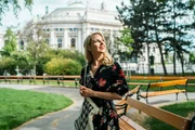 Silvia Schneider im Rathauspark, im Hintergrund das Burgtheater.