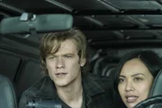 MacGyver (Lucas Till, l.) und Desi (Levy Tran, r.)