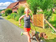 Nadine mit ihrem Blindenführhund Louis
