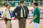 Stefan Schneider (Urs Fabian Winiger, rechts) berichtet Hubert (Christian Tramitz, links) und Staller (Helmfried von Lüttichau, m.), dass er Andreas Sonnleitner als letztes nach dem Training gesehen hat.