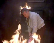 Verzwifelt versucht Quincy (Jack Klugman) die Flammen zu löschen.
