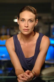 Leichenbeschauerin Dr. Peyton Driscoll (Claire Forlani) ist die Neue beim CSI. Privat ist sie mit ihrem neuen Kollegen, dem Chef des New Yorker Teams, liiert. Ob das gut geht?