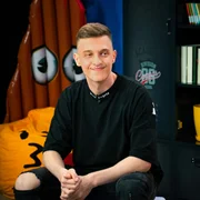 Verstehen Sie Spass? Kids Moderations-Duo Maxine Klug und Sinan El Sayed begrüßen Gameinfluencer Lukas Brawl Stars.