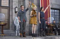 Auch Effie (Elizabeth Banks, M.) kann ihre "Zöglinge" Katniss (Jennifer Lawrence, r.) und Peeta (Josh Hutcherson, l.) nicht davon abhalten, deutliche Zeichen zu setzen. Deshalb beschließt Präsident Snow, die beiden dauerhaft und endgültig aus dem Verkehr zu ziehen ... Auch Effie (Elizabeth Banks, M.) kann ihre "Zöglinge" Katniss (Jennifer Lawrence, r.) und Peeta (Josh Hutcherson, l.) nicht davon abhalten, deutliche Zeichen zu setzen. Deshalb beschließt Präsident Snow, die beiden dauerhaft und endgültig aus dem Verkehr zu ziehen ...