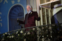 Als es immer häufiger zu Unruhen in den Distrikten kommt, beschließt Präsident Snow (Donald Sutherland) eine neue Regel für die bevorstehenden 75. Hungerspiele: Die diesjährigen Tribute werden aus dem bestehenden Kreis der Sieger ausgewählt - in der Hoffnung, damit vor allem Katniss ausschalten zu können ... Als es immer häufiger zu Unruhen in den Distrikten kommt, beschließt Präsident Snow (Donald Sutherland) eine neue Regel für die bevorstehenden 75. Hungerspiele: Die diesjährigen Tribute werden aus dem bestehenden Kreis der Sieger ausgewählt - in der Hoffnung, damit vor allem Katniss ausschalten zu können ...