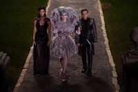 Immer wieder versucht Effie (Elizabeth Banks, M.), ihre "Zöglinge" Katniss (Jennifer Lawrence, l.) und Peeta (Josh Hutcherson, r.) auf die Staatsdoktrinen einzuschwören, doch das ist bei den beiden nicht so einfach ... Immer wieder versucht Effie (Elizabeth Banks, M.), ihre "Zöglinge" Katniss (Jennifer Lawrence, l.) und Peeta (Josh Hutcherson, r.) auf die Staatsdoktrinen einzuschwören, doch das ist bei den beiden nicht so einfach ...