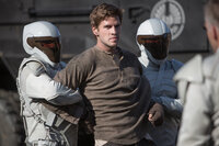 Noch kann Katniss ihren Freund, den Minenarbeiter Gale (Liam Hemsworth, M.), nicht dazu überreden, ein Leben im Widerstand zu beginnen ... Noch kann Katniss ihren Freund, den Minenarbeiter Gale (Liam Hemsworth, M.), nicht dazu überreden, ein Leben im Widerstand zu beginnen ...