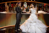 Moderator Caesar Flickerman (Stanley Tucci, l.) ahnt nicht, dass sich unter Katniss' (Jennifer Lawrence, r.) Brautkleid, das sie auf Snows Befehl hin trägt, ein schwarzes Spotttölpel-Kostüm versteckt ... Moderator Caesar Flickerman (Stanley Tucci, l.) ahnt nicht, dass sich unter Katniss' (Jennifer Lawrence, r.) Brautkleid, das sie auf Snows Befehl hin trägt, ein schwarzes Spotttölpel-Kostüm versteckt ...