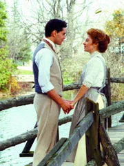 Anne Shirley (Megan Follows, r.) mit Gilbert Blythe (Jonathan Crombie)