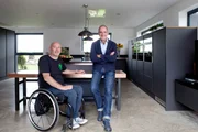 Mark und Kevin McCloud (l.)