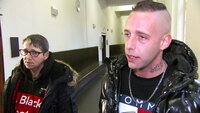 Zu einem Gerichtstermin wird Chris (30) von seiner Mutter Iris (57) begleitet Zu einem Gerichtstermin wird Chris (30) von seiner Mutter Iris (57) begleitet