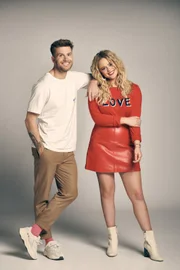 Die Moderatoren Joel Dommett und Emily Atack