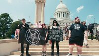 "Satanic Temple"-Aktivisten demonstrieren für Religionsfreiheit und soziale Gerechtigkeit.