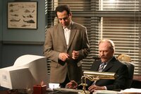 Gemeinsam mit Captain Leland Stottlemeyer (Ted Levine, r.) versucht Monk (Tony Shalhoub), die Unschuld von Pablo Ortiz an dem Mord des Models zu beweisen. Schwieriger als gedacht, denn die Beweislast ist erdrückend ... Gemeinsam mit Captain Leland Stottlemeyer (Ted Levine, r.) versucht Monk (Tony Shalhoub), die Unschuld von Pablo Ortiz an dem Mord des Models zu beweisen. Schwieriger als gedacht, denn die Beweislast ist erdrückend ...