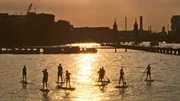 Eine Stand Up Paddling Gruppe auf der Spree.