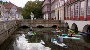Stadtführung auf dem Stand-Up-Paddle-Board im Schlossgraben von Wolfenbüttel.