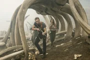 James Conrad (Tom Hiddleston, l.); Mason Weaver (Brie Larson, r.)