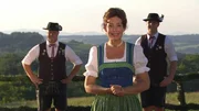 Elisabeth Rehm mit den Plattlern des Trachtenvereins Salzweg.