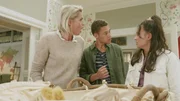 L-R: Kate Hunter (Tooske Ragas), Oliver (Eliyha Altena), Anika Hunter (Kyra Isako Smith)