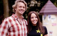 Nach dem Tod seiner Ehefrau muss der Bauarbeiter Paul White (John Schneider, l.) seine kleine Tochter alleine großziehen. Gemeinsam mit seinen Kollegen gelingt es ihm, Sydney (Amanda Bynes, r.) zu einem mutigen, patenten und völlig ungekünstelten Mädchen zu erziehen. Doch mit diesen Eigenschaften kommt man in einer elitären Studentenverbindung nicht besonders gut an ... Nach dem Tod seiner Ehefrau muss der Bauarbeiter Paul White (John Schneider, l.) seine kleine Tochter alleine großziehen. Gemeinsam mit seinen Kollegen gelingt es ihm, Sydney (Amanda Bynes, r.) zu einem mutigen, patenten und völlig ungekünstelten Mädchen zu erziehen. Doch mit diesen Eigenschaften kommt man in einer elitären Studentenverbindung nicht besonders gut an ...