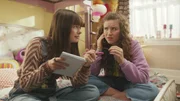 L-R: Jasmyn (Sarah Nauta), Jennie (Alyssa Guerrouche)