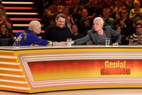 Zusammenhalt in Sachen Frage-Antwort-Spiel: Hella von Sinnen (l.) und Guido Cantz (r.) ziehen an einem Strang für die geniale Antwort. Da ist sogar Max Giermann (M.) ist entzückt. Zusammenhalt in Sachen Frage-Antwort-Spiel: Hella von Sinnen (l.) und Guido Cantz (r.) ziehen an einem Strang für die geniale Antwort. Da ist sogar Max Giermann (M.) ist entzückt.