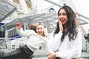 Erwischt! Die 21-jährige Schauspielerin, Sängerin und Influencerin Selina Mour beweist bei "Verstehen Sie Spaß? Kids" Humor.