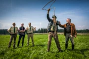 Staller (Helmfried von Lüttichau, 2.v.r.) will das entlaufene Pferd auf der Wiese von Bauer Pauli mit einem Lasso einfangen. Hubert (Christian Tramitz, 3.vl.), Sonja (Annett Fleischer, l.) und Kati (Julia Nalbach, 2.v.l.) schauen verständnislos zu. Hermann Meixner (Michele Oliveri, r.) bietet seine Hilfe an.