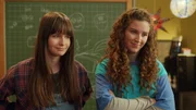 L-R: Jasmyn (Sarah Nauta), Jennie (Alyssa Guerrouche)