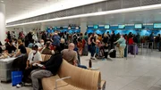 Urlauber am Flughafen.