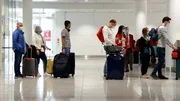 Urlauber am Flughafen.