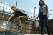 Angus MacGyver (Lucas Till, l.); Desi Nguyen (Levy Tran, r.)