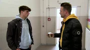 Vince ist genervt von Dietrichs Fragen und versucht zu schwänzen.
