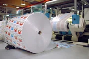 Der Tetrapak: Ob Milch, Säfte oder Soßen, alles wird in dem kleinen Karton verpackt. Doch wer hat ihn erfunden und wie wird er produziert?