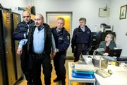 Uniformierte (Komparsen), Wachmann (Thorsten Merten), Redl (Lutz Blochberger), Helen Dorn (Anna Loos)