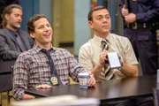 v.li.: Andy Samberg (Jake Peralta), Joe Lo Truglio (Charles Boyle).