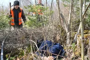 Bei einer Treibjagd im Wald macht ein Jugendlicher einen grausigen Fund: Er entdeckt im Unterholz die Leiche eines Jungen. Ein Verbrechen, das seit vielen Jahren ungeklärt ist.